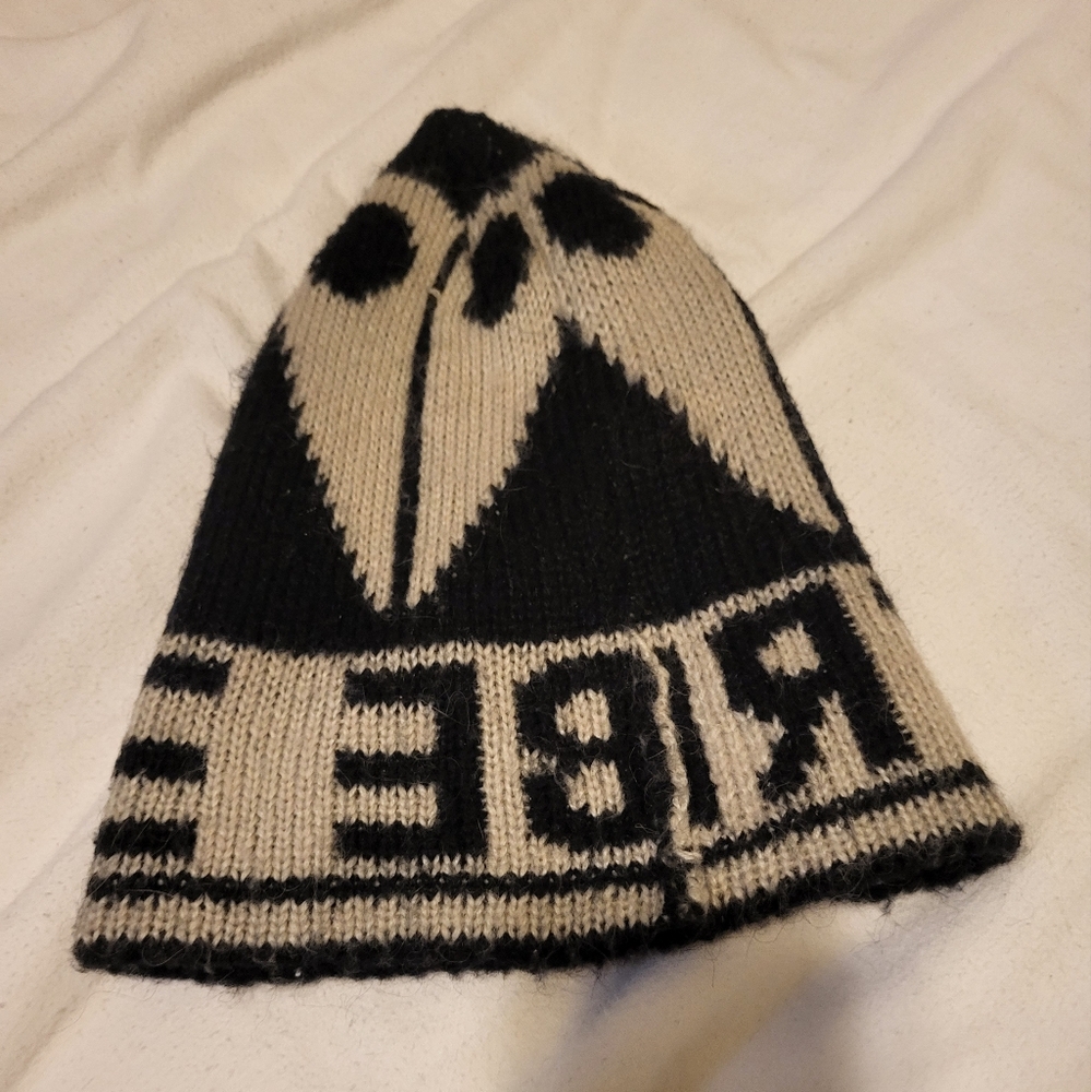 VGUC Moose Knuckles toque in cream / black color with design